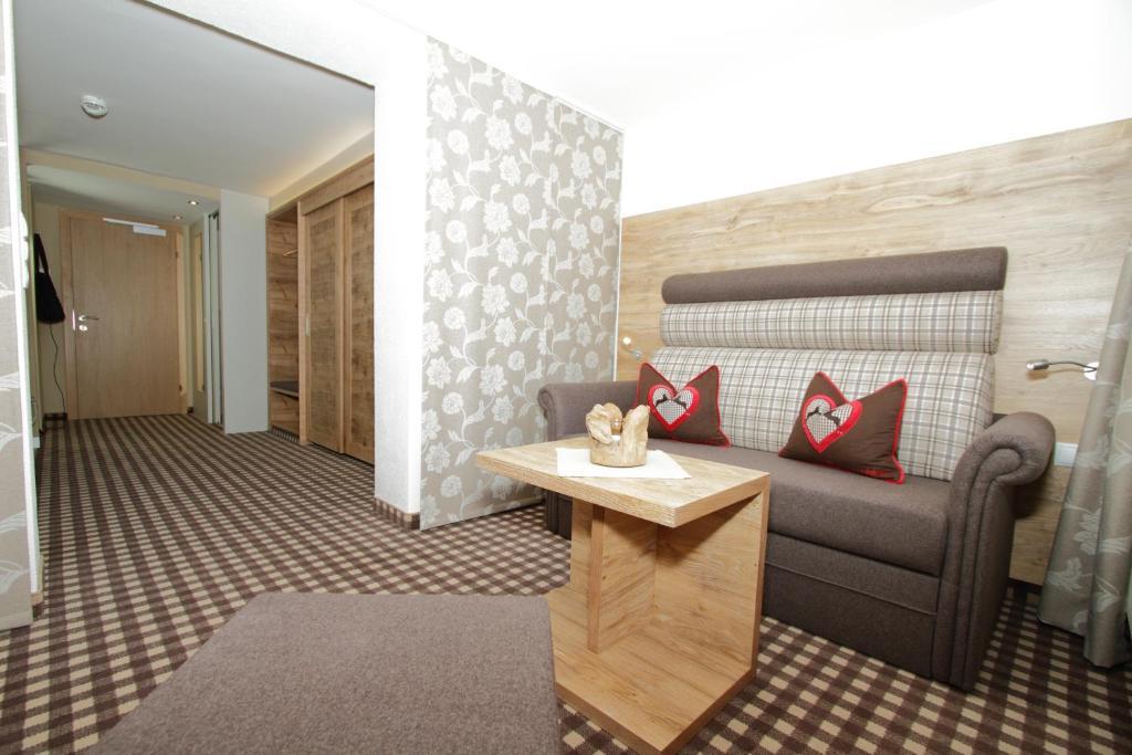 Hotel Sonnblick Sankt Leonhard im Pitztal Room photo