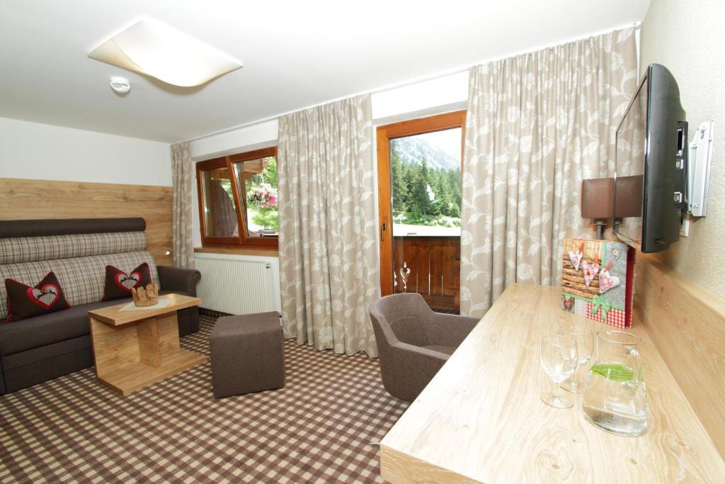 Hotel Sonnblick Sankt Leonhard im Pitztal Room photo